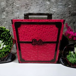 2011 Mattel Barbie Fashionista Plastic Closet/wardrobe, Carrying Case